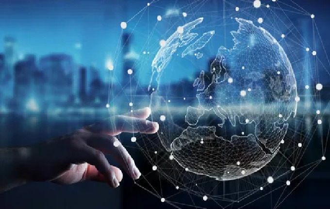 تصویر یه شخص هست که روی کره زمین اشاره دارد و به اهمیت زیبایی سایت و افزایش فروش سایت اشاره دارد.